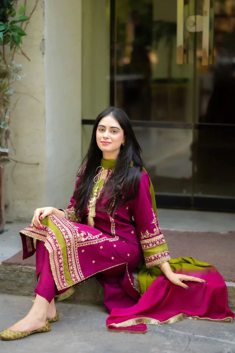 Omal By Komal Luxe Linen 3PC Embroidered Dress with Chiffon Dye N Dye Dupatta – ZC1311