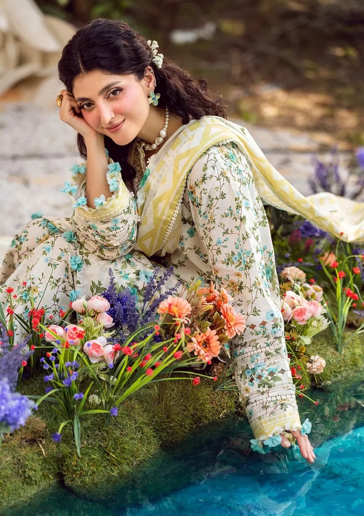 Blue Iris Bloom Floral Lawn - FS3356