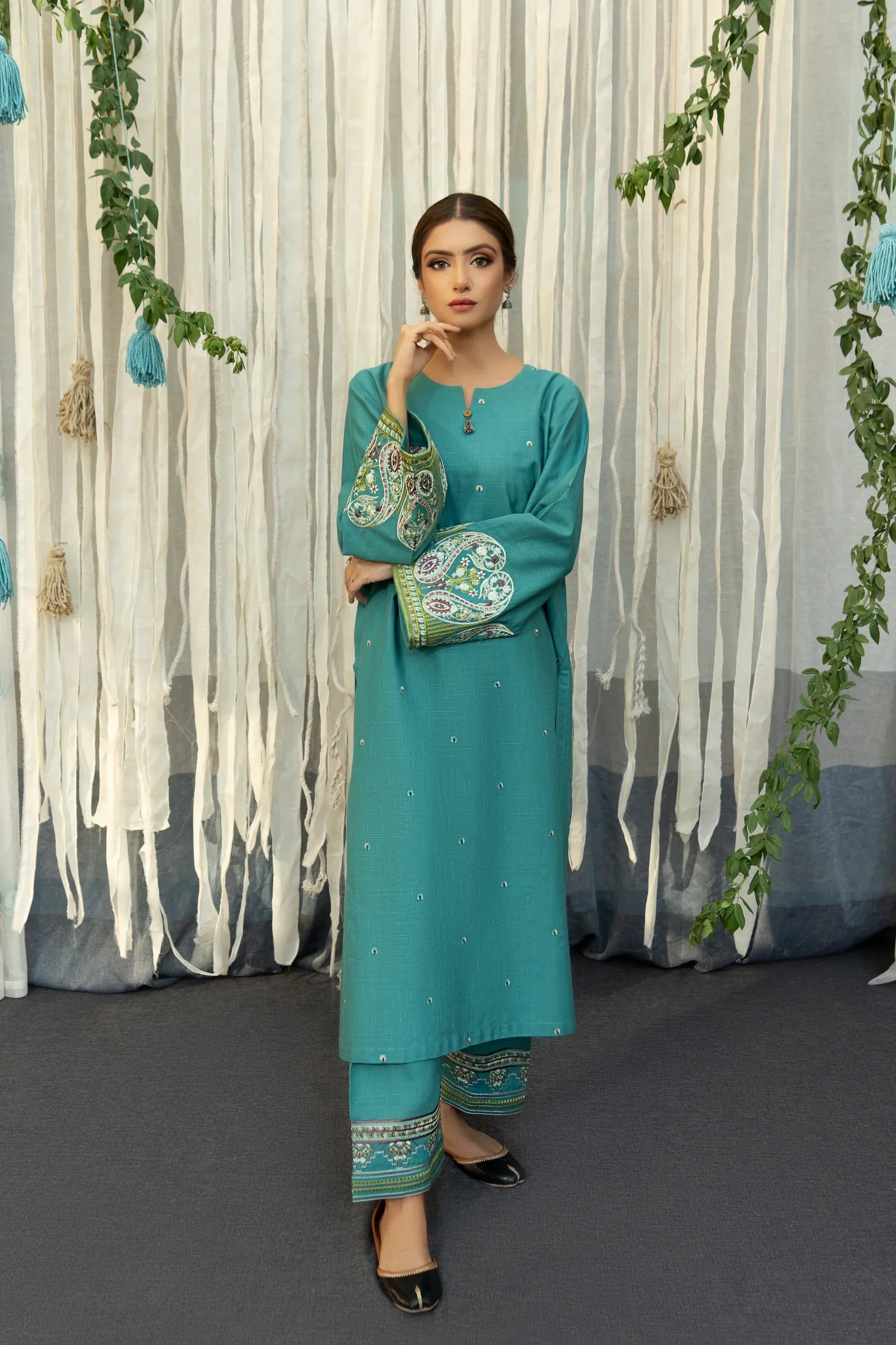 URGE Lawn 3PC Embroidered – ZC305