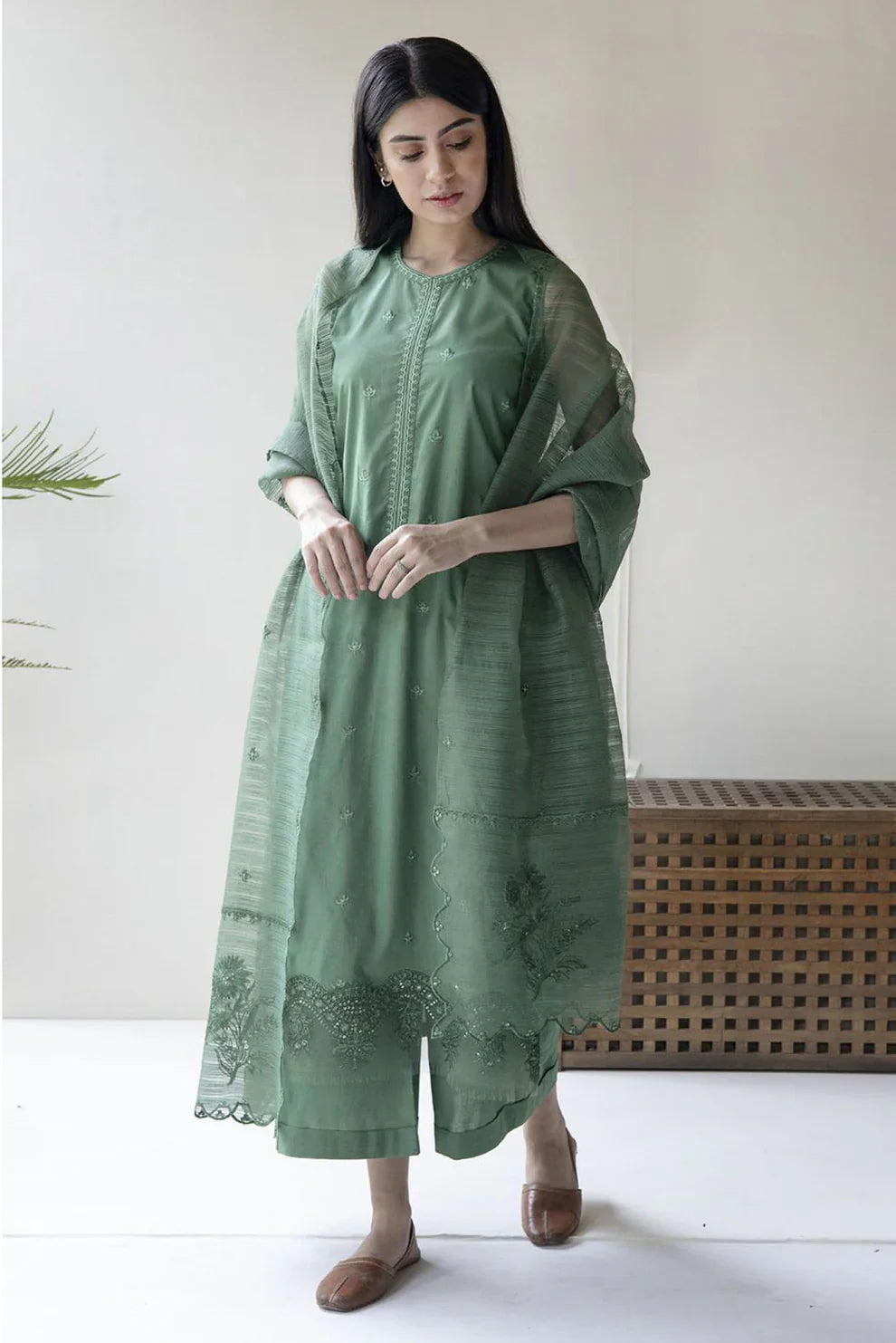 Dyot 3PC Dhanak Embroidered Shirt with Organza Dupatta – ZC140